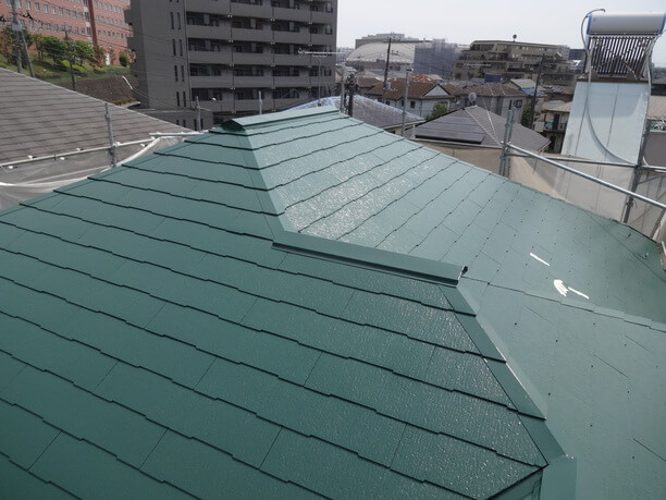 屋根塗装にかかる費用と塗装が必要な屋根の種類 屋根塗装の耐用年数と修理方法を解説 雨漏り修理のプロ８０人からのアドバイス