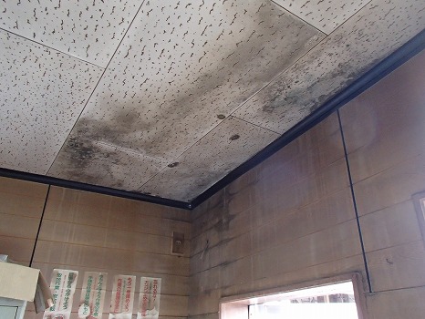 天井の壁紙のシミ