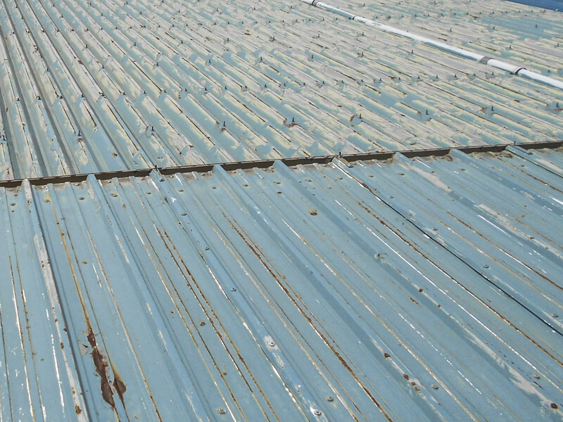 トタン屋根　雨漏り　ペンキ