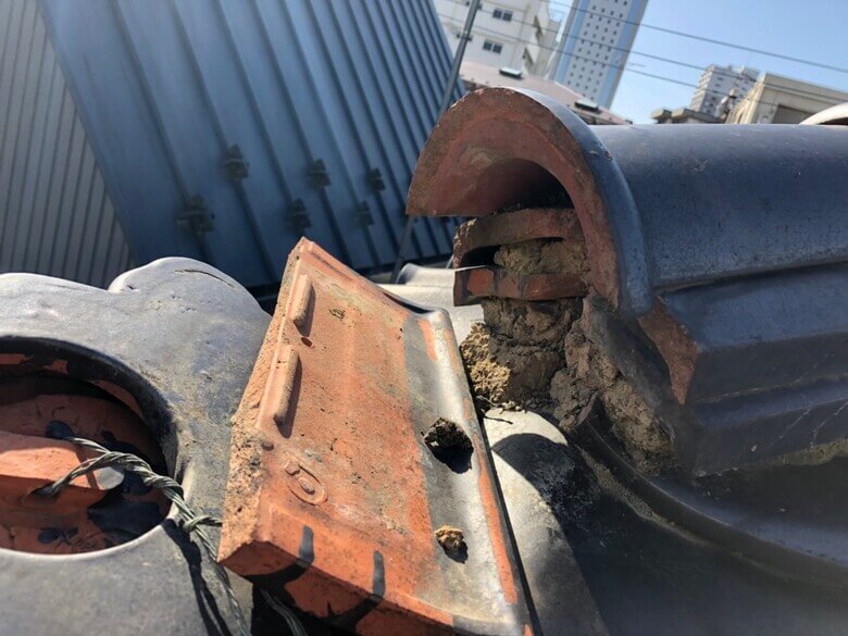 破損して取り外された瓦と屋根下地