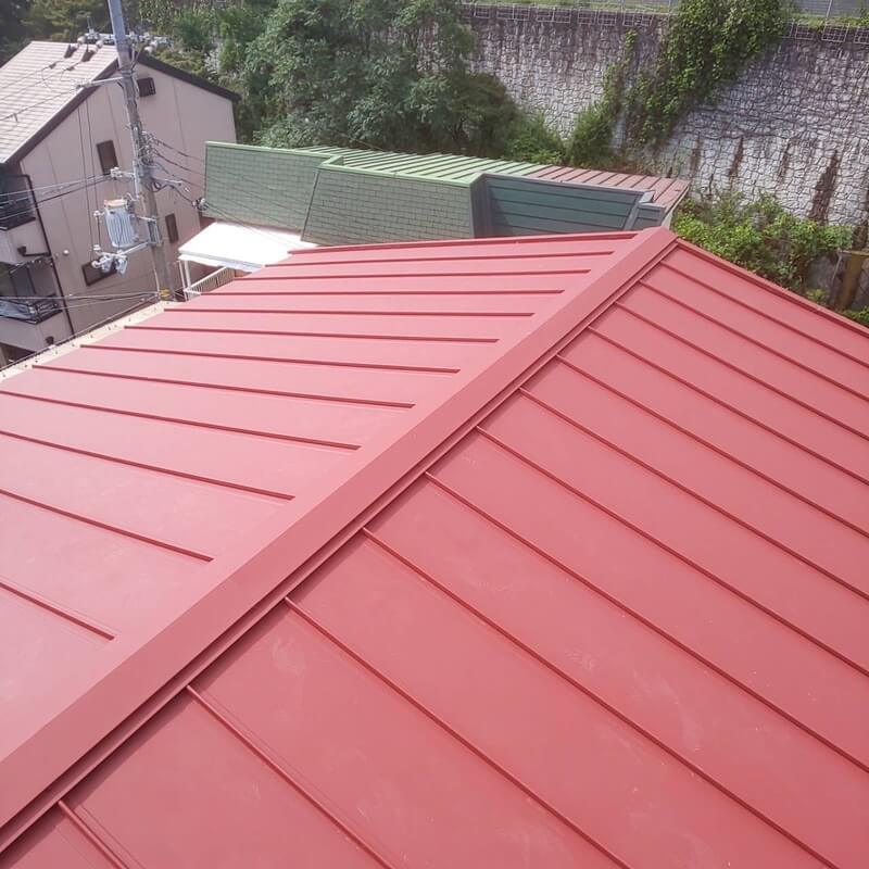 立平タイプの金属屋根を施工した完成後の全景写真