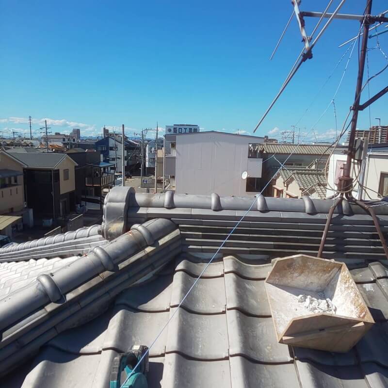 瓦屋根の棟まわりと漆喰を整えた施工後写真