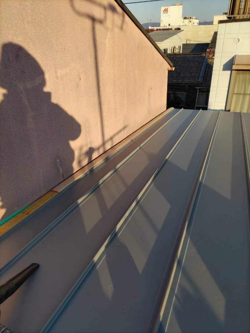 下屋根へ金属屋根を施工し外壁際の雨仕舞を整えた施工後写真